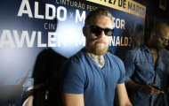 McGregor nhắm thẳng mặt Aldo mà phóng phi tiêu