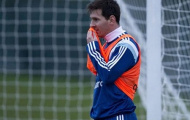 Barca hốt hoảng: Messi phải bỏ tập vì đau!