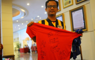 CĐV Malaysia chờ cả ngày để xin chữ ký tuyển thủ Việt Nam