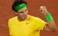 Video: Nadal đánh qua háng chẳng hề kém cạnh Federer