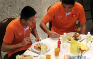 U23 Việt Nam: Mạnh Hùng 'chia ngọt sẻ bùi' với Công Phượng