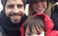 Shakira một mình dẫn con tới trường