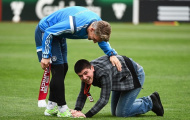 Fan cuồng vào sân để... chạm giày Schweinsteiger