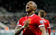 Ashley Young phải giảm lương để ở lại Man United