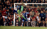 Video: Thủ môn huyền thoại M.U, Peter Schmeichel ghi bàn bằng đầu