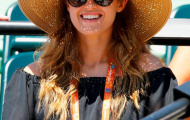 Kim Sears - Đẹp với chiếc nón lạ