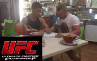 Vừa ăn phở vừa ký hợp đồng với UFC