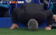Mourinho 'tự kỷ' đập mặt xuống sân Stamford Bridge