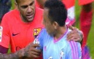 Bị đuổi khỏi sân vì ném cỏ vào mặt sao Barca