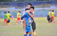 Tiền vệ U23 Việt Nam lật cổ chân sau trận đấu ở Cup Quốc gia