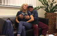 Maradona 'gây bão' với bức ảnh sờ ngực bồ trẻ
