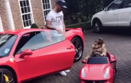 Ryan Bertrand khoe xe Ferrari đôi cùng con gái
