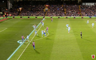 Trợ lý trọng tài bị khuất tầm nhìn trong bàn thua đầu của Manchester City