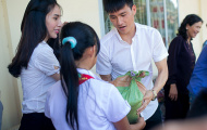 Công Vinh - Thủy Tiên tặng 4 tấn gạo cho người nghèo