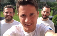 Herrera vui vẻ bên Mata chờ derby Manchester
