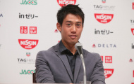 Độc: Kei Nishikori được tặng... bồn cầu bằng vàng