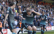 Dàn sao Chelsea lĩnh đủ “mưa vật thể lạ”