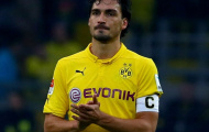 Hummels đặt một chân đến M.U