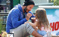 Becks dịu dàng bón kem cho con gái cưng