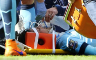 David Silva dính đòn, thở oxy trong chiến thắng của Man City