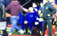 Fan Arsenal trả giá đắt vì cố đánh… Wenger