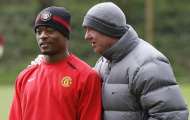 Ferguson khuyến khích Patrice Evra làm HLV