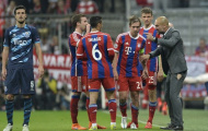 Pep Guardiola rách quần, lộ cả nội y