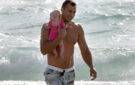 Klitschko bế bé yêu 4 tháng ra biển
