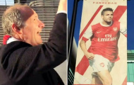 Trận Arsenal – Chelsea nóng lên vì tấm băng rôn… Fabregas