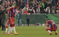 Cầu thủ Bayern gục xuống sân sau khi thua Dortmund