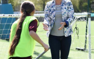 Bà xã Rooney quảng bá giải thưởng “bà mẹ bóng đá” của năm
