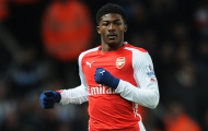 Mẹ ‘sao trẻ’ Arsenal nhảy vào sân ẩu đả