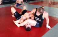 Rousey bất lực trong việc khóa tay Rockhold
