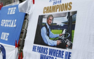 Fan Chelsea tự tin bán áo 'Mourinho xe bus'