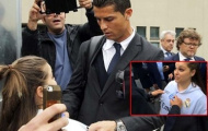 Fan nữ khóc nức nở khi được Ronaldo ký vào... ngực