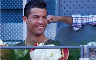 Ronaldo trêu đồng đội khi cổ vũ 'Vua đất nện' Nadal
