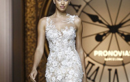 Irina Shayk gây sốc với áo cưới xuyên thấu