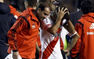 Sốc! Cầu thủ River Plate bị cổ động viên Boca Juniors tấn công