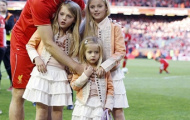 Gerrard mang ba công chúa nhỏ ra sân chia tay Liverpool