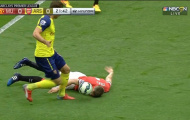 Phil Jones: Anh hề hay người hùng?