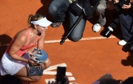 'Vật thể lạ' bám chặt vào ngực áo Sharapova