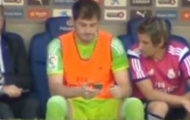 Video: Casillas rút ra điện thoại chơi game giải sầu trong trận đấu của Real