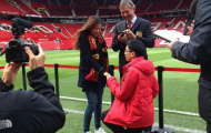 Fan Thái Lan cầu hôn bạn gái trên sân Old Trafford