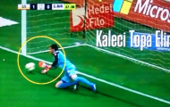 Thủ môn cố tình bỏ bóng giúp Wesley Sneijder ghi bàn?