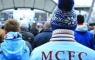 Fan ruột 'phản bội' Man City, theo Quỷ đỏ để cứu con trai