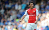 Fan Arsenal 'đấu đá' vì Mesut Oezil