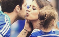 Fabregas vừa bế con vừa hôn người tình hơn 13 tuổi