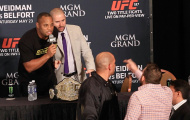 Náo loạn cuộc họp báo, Ryan Bader suýt choảng nhau với tân vương của UFC