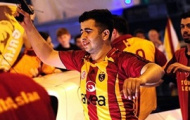 Fan Galatasaray chĩa súng lên trời ăn mừng vô địch
