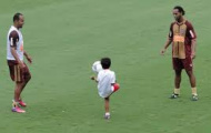 Video: Ronaldinho cùng con trai trổ tài chơi bóng